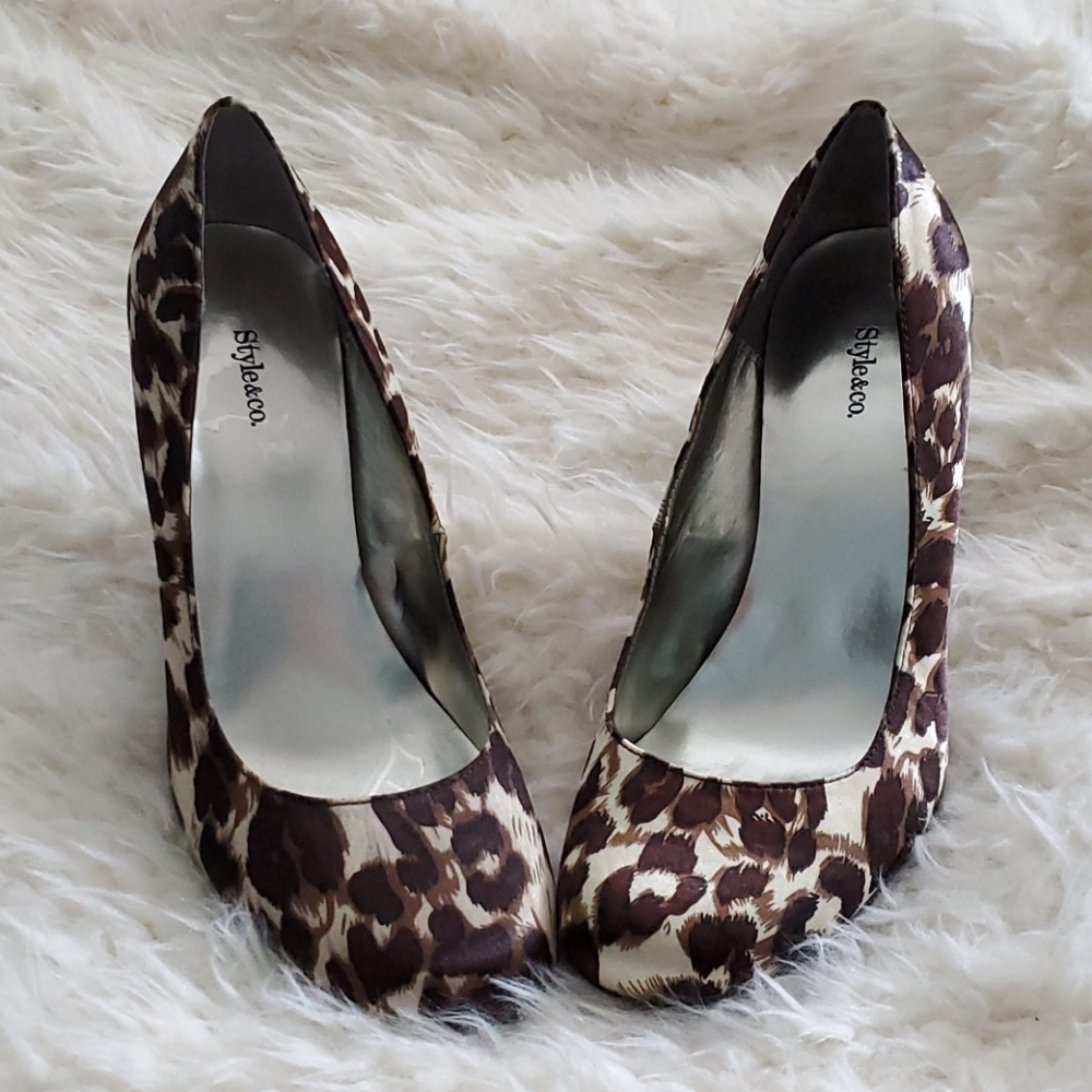 Brown leopard print pumps